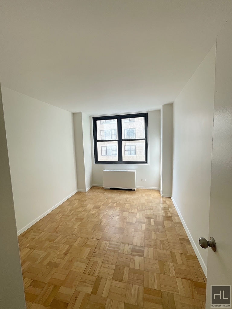 East 49 Street - Photo 1