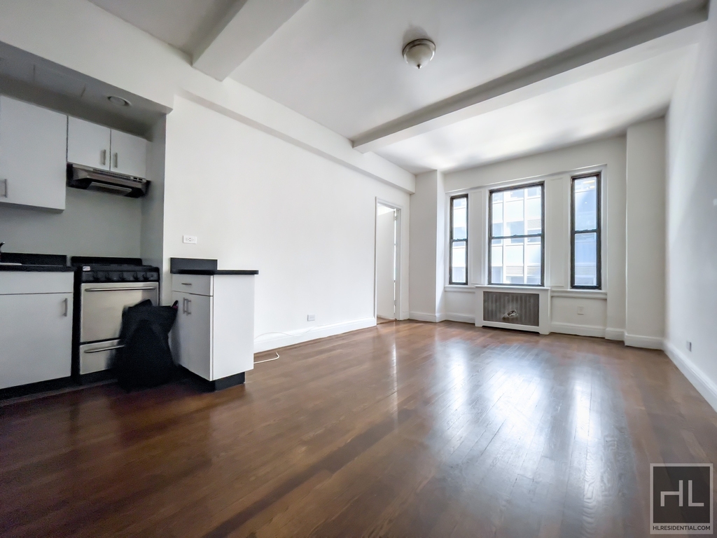 East 46 Street - Photo 1
