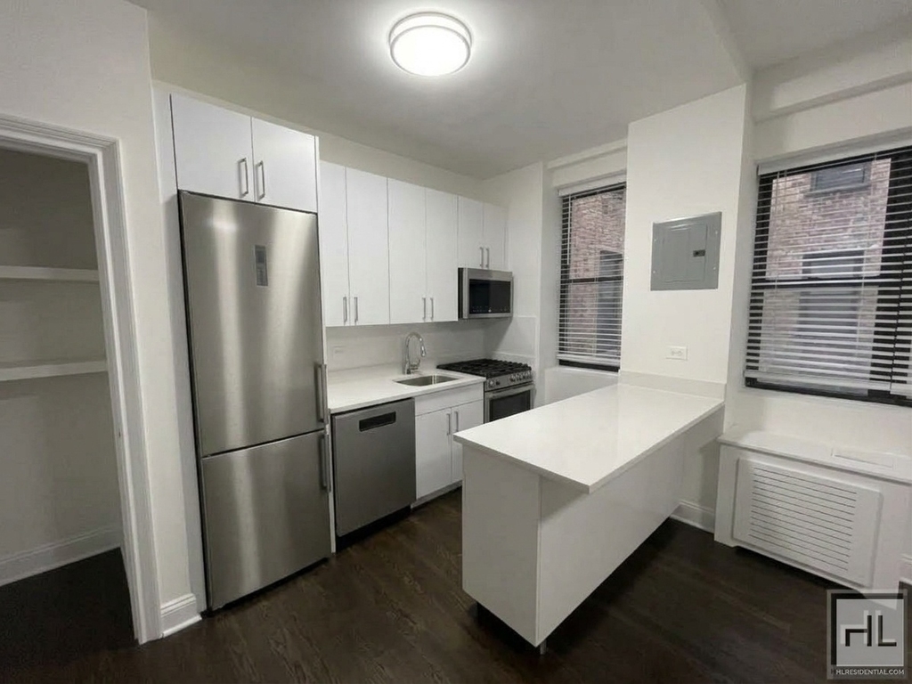 West 55 Street - Photo 1
