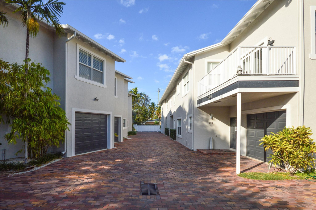 271 Se 22nd Street - Photo 0
