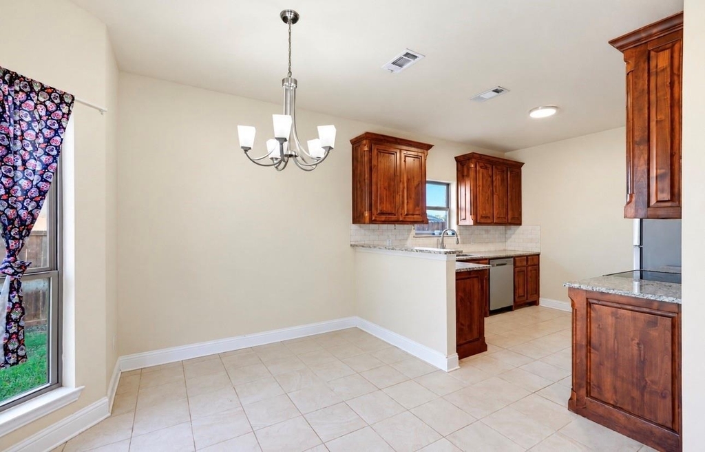 4721 Woodview Lane - Photo 5