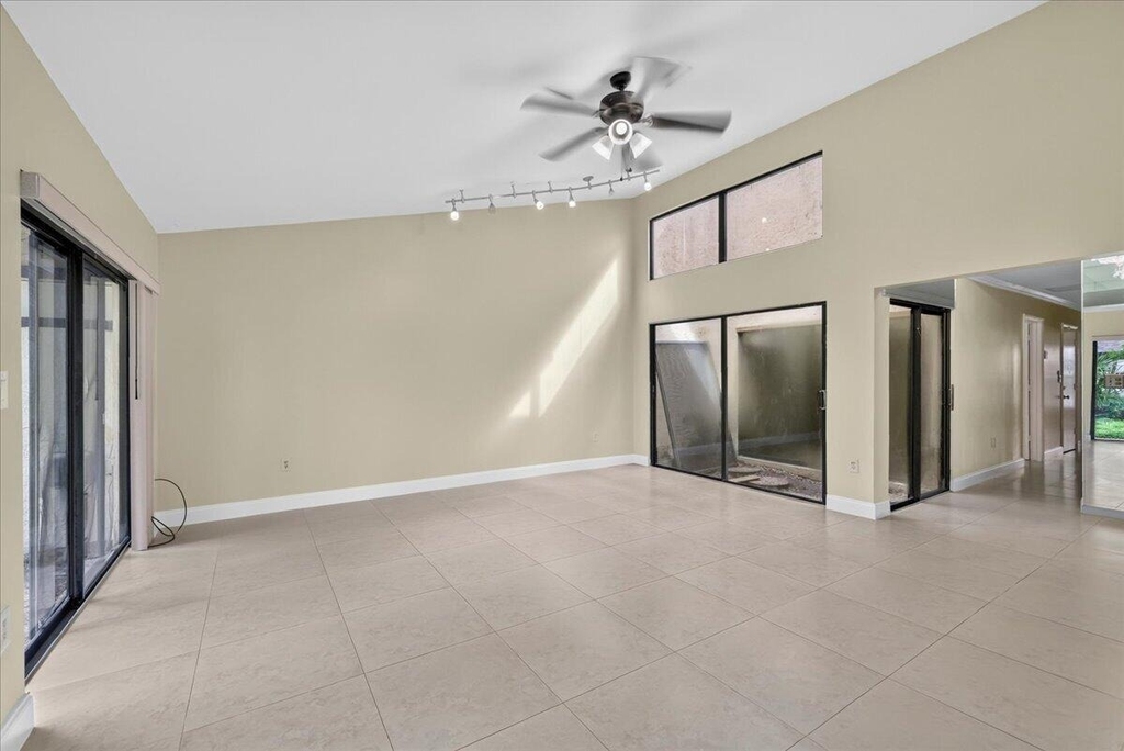 572 Sw 28th Avenue - Photo 10