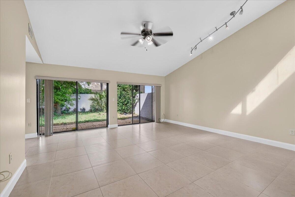 572 Sw 28th Avenue - Photo 7