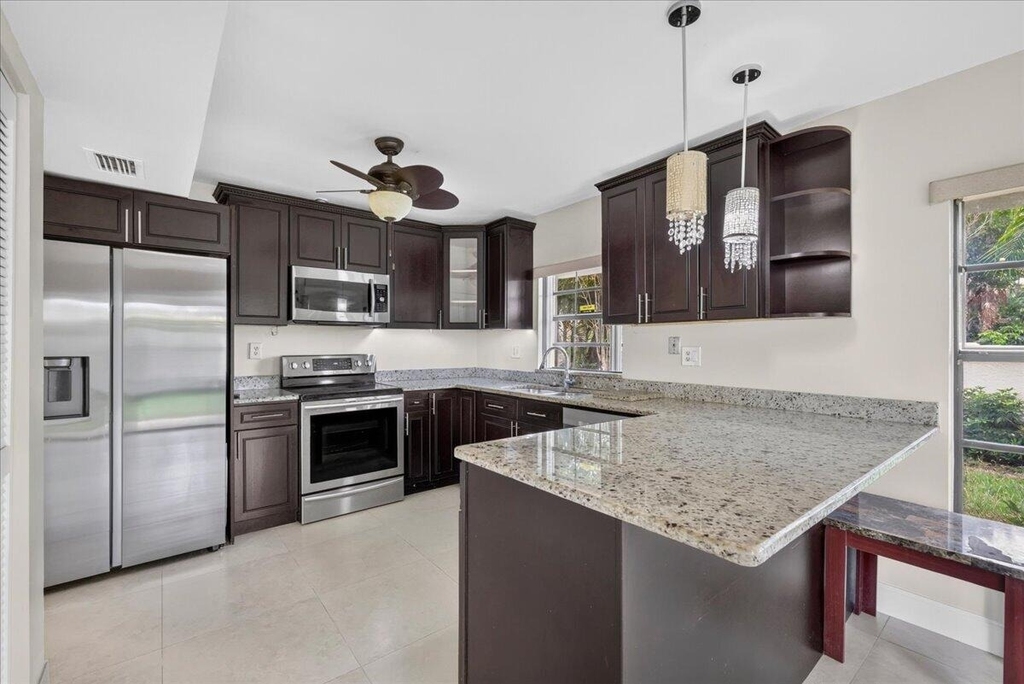 572 Sw 28th Avenue - Photo 1