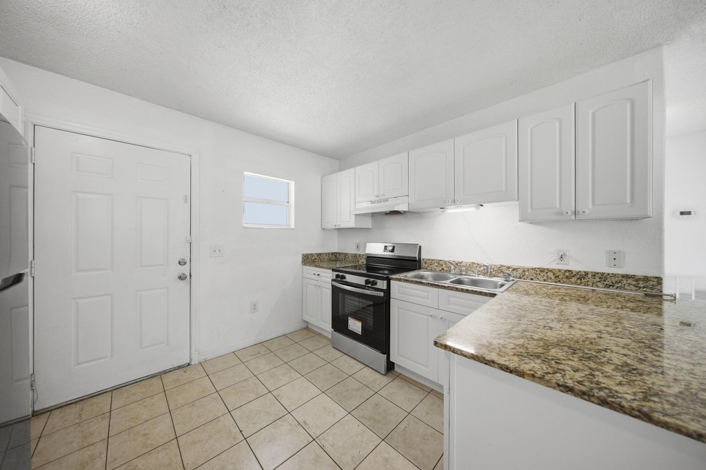 421 Ne 26th Court - Photo 3