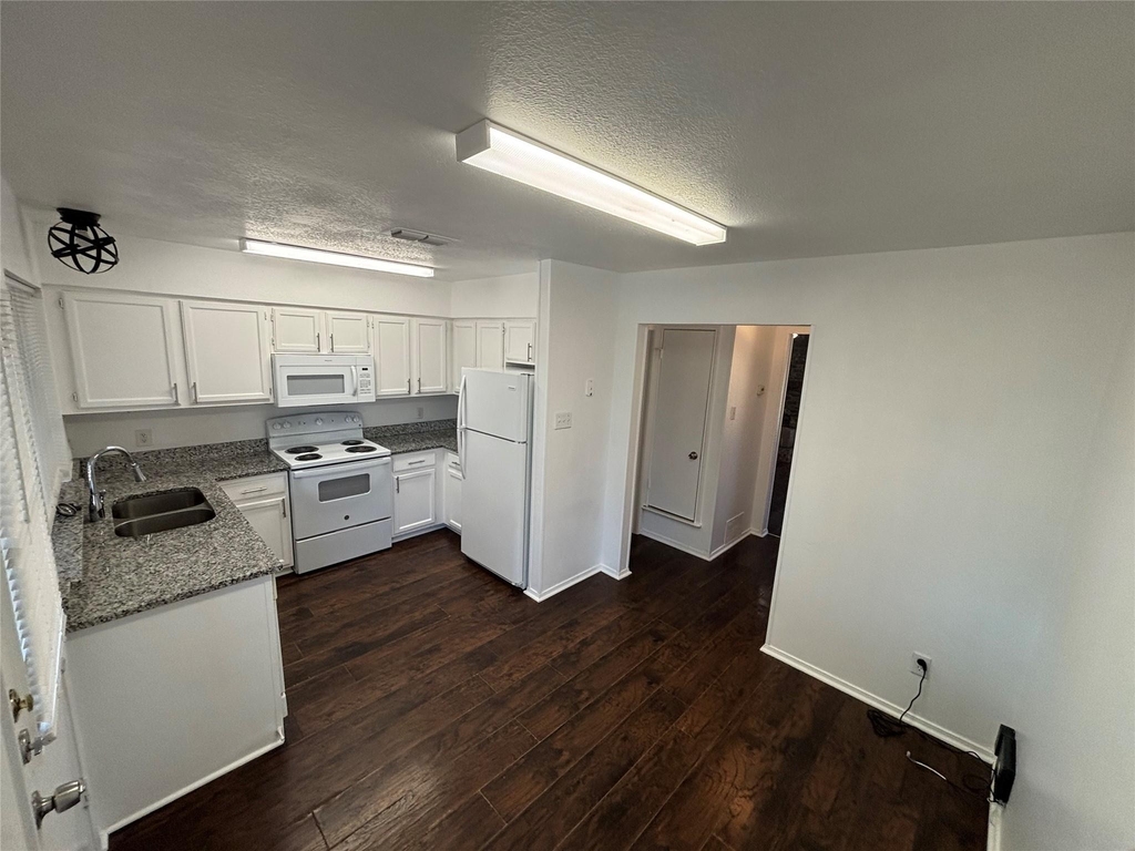 801 Bluebonnet Drive - Photo 4