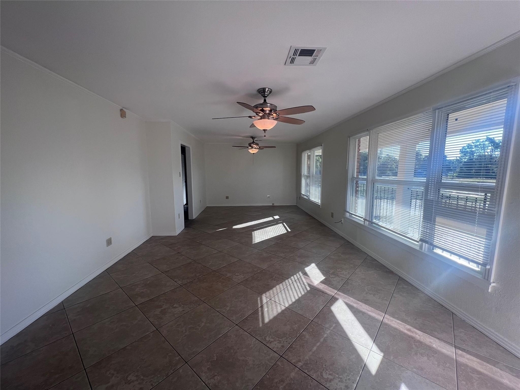 3215 Pine Avenue - Photo 2