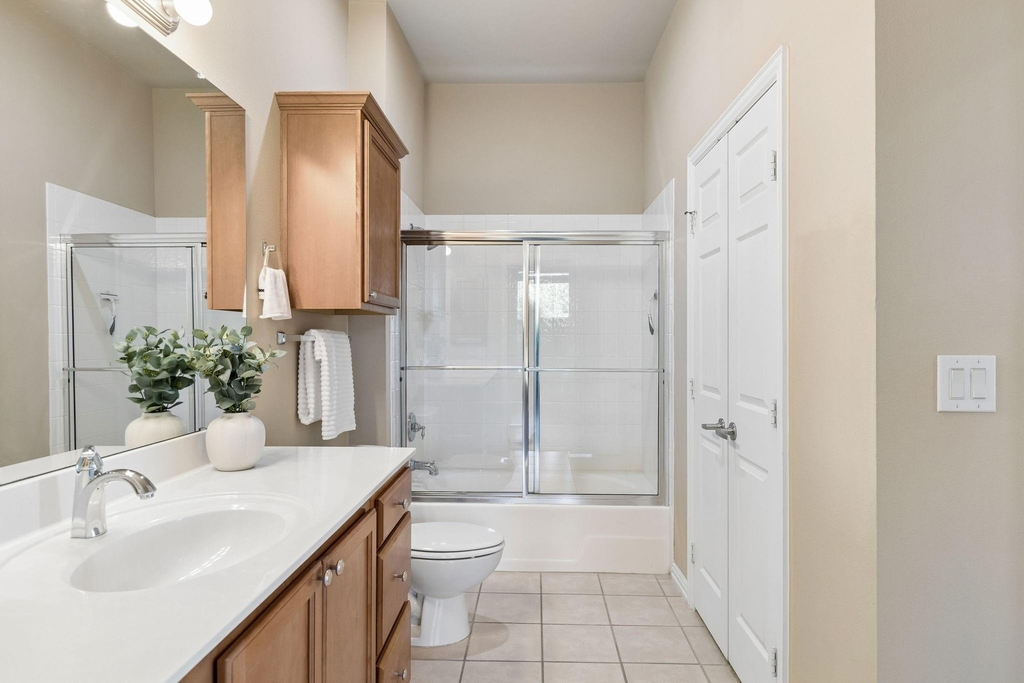 800 E 15th Street - Photo 17