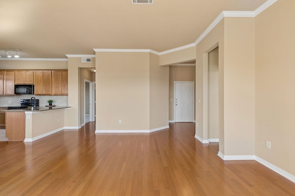 800 E 15th Street - Photo 12