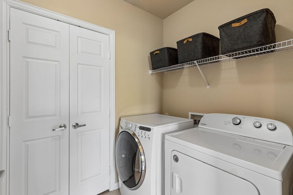 800 E 15th Street - Photo 18