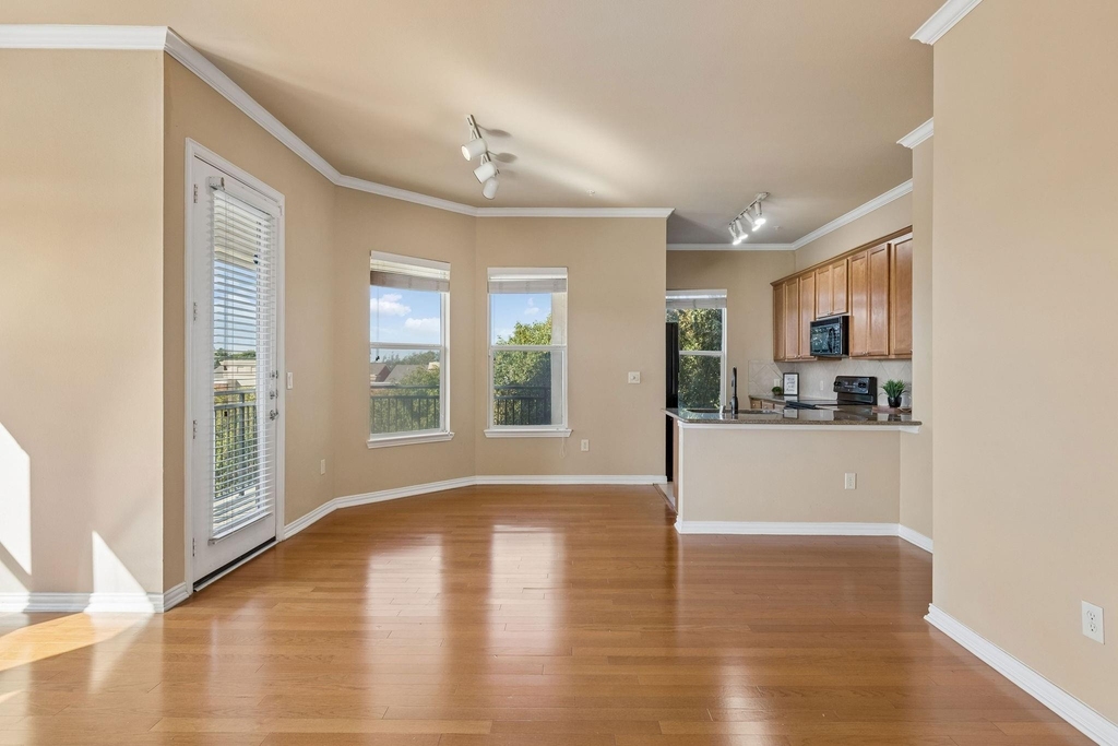 800 E 15th Street - Photo 2