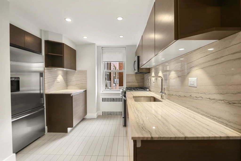 2BR in Murray Hill - Photo 2