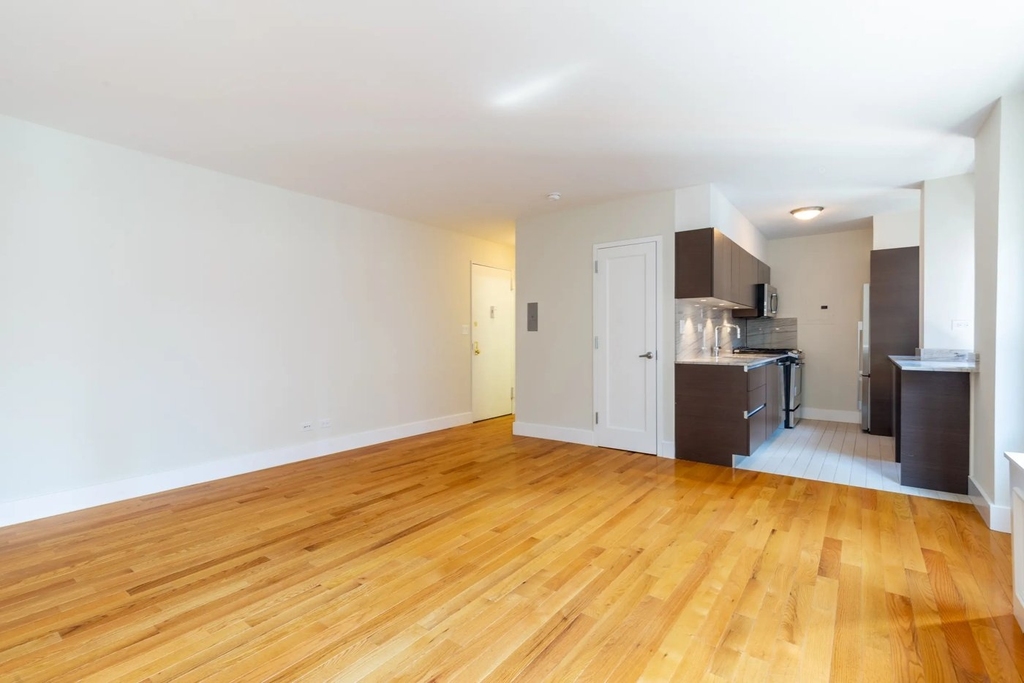 Studio in Murray Hill - Photo 3