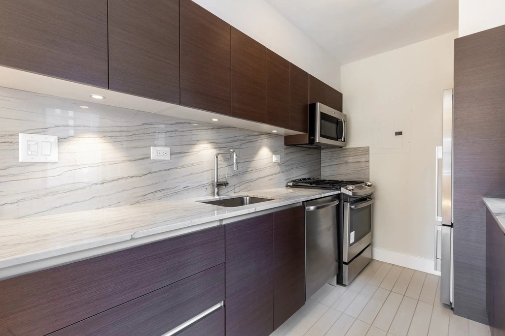 Studio in Murray Hill - Photo 1