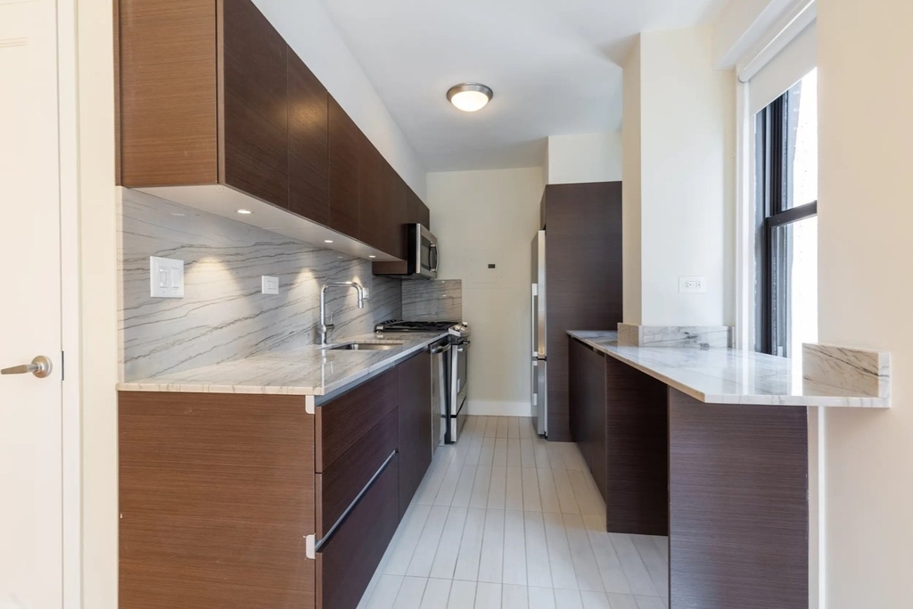 Studio in Murray Hill - Photo 2