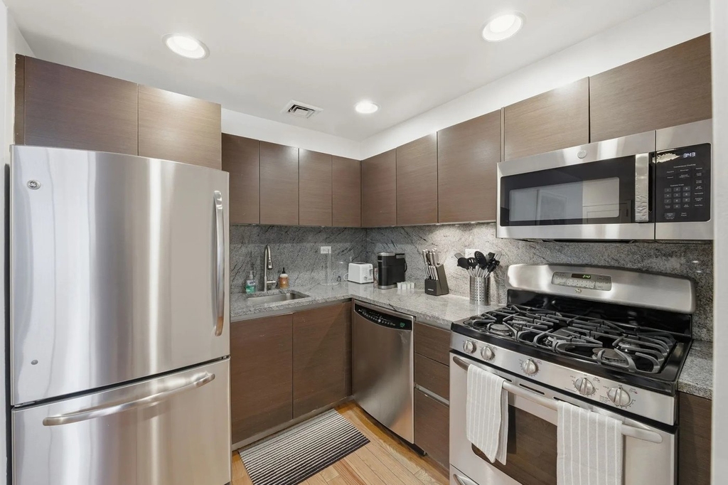 2BR in Upper East Side - Photo 4