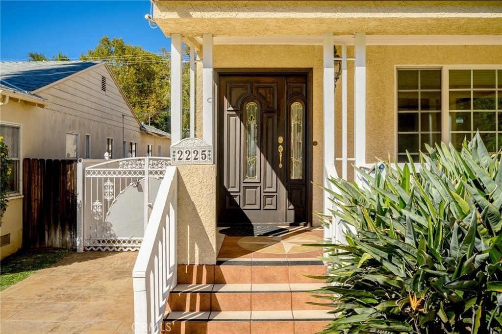 2225 E Glenoaks Boulevard - Photo 2
