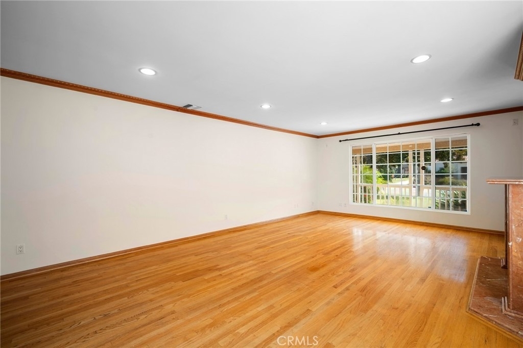 2225 E Glenoaks Boulevard - Photo 7