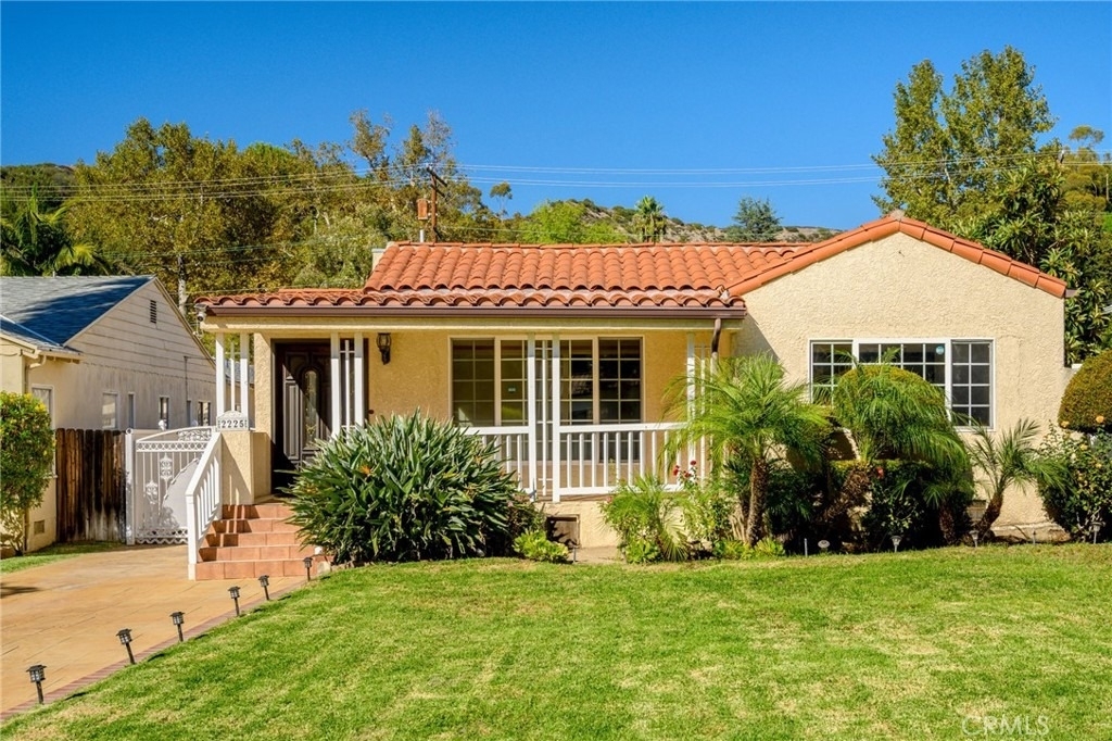 2225 E Glenoaks Boulevard - Photo 0