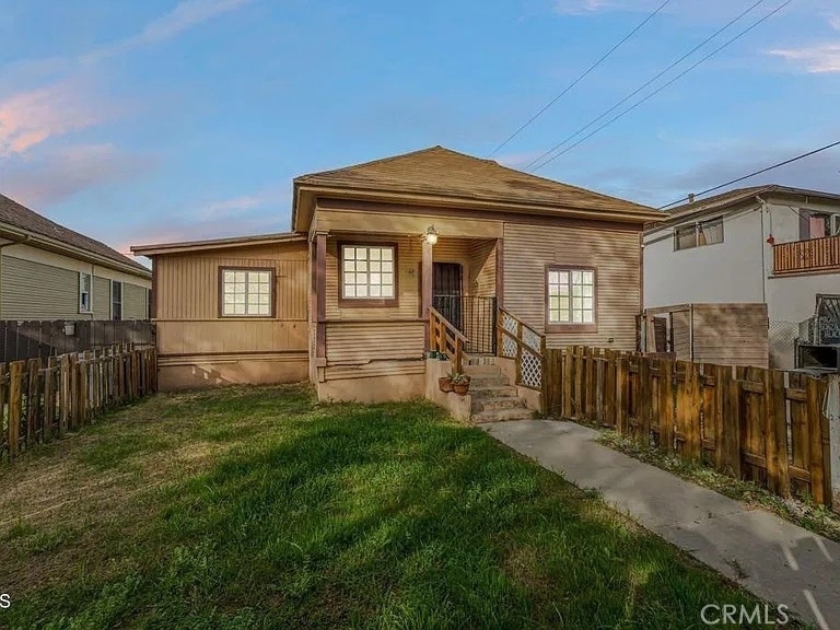 435 W 1st Street - Photo 0