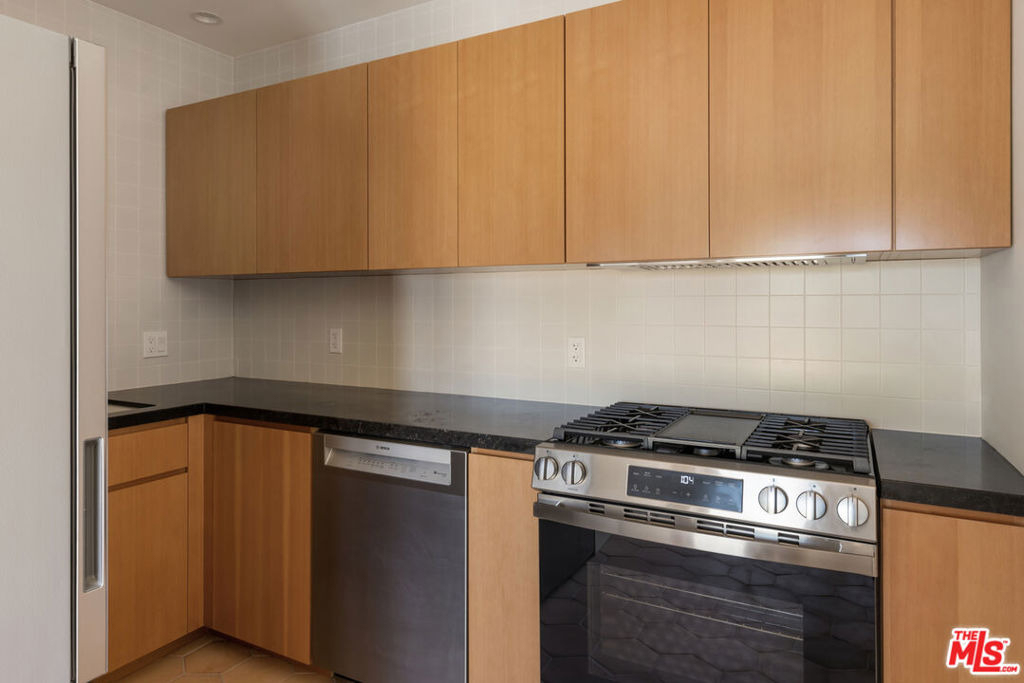 1619 1/2 N Benton Way - Photo 4