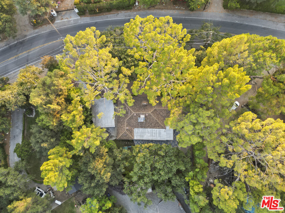 2452 N Altadena Drive - Photo 2