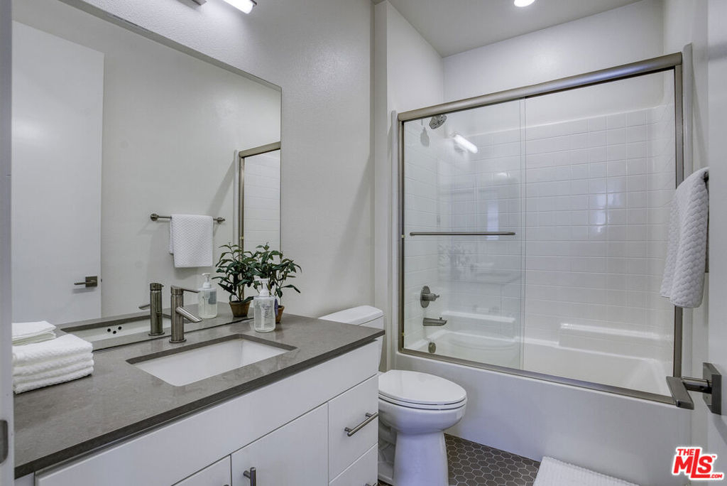 2700 E Chaucer Street - Photo 18