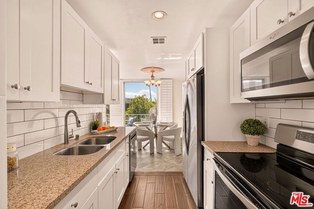 100 S Doheny Drive - Photo 10