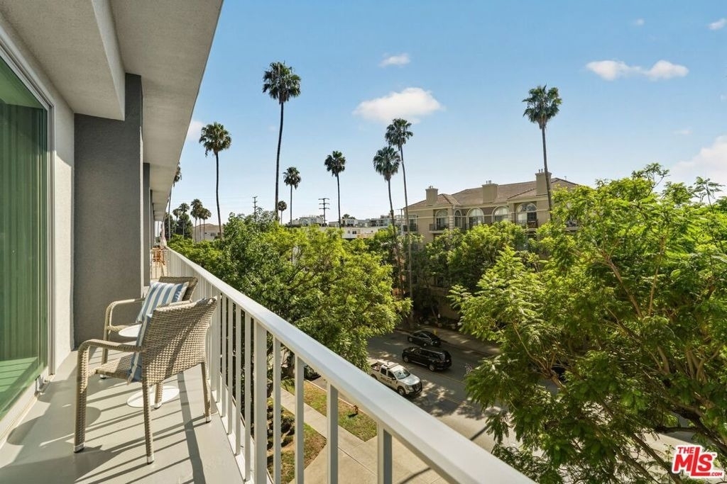 100 S Doheny Drive - Photo 18