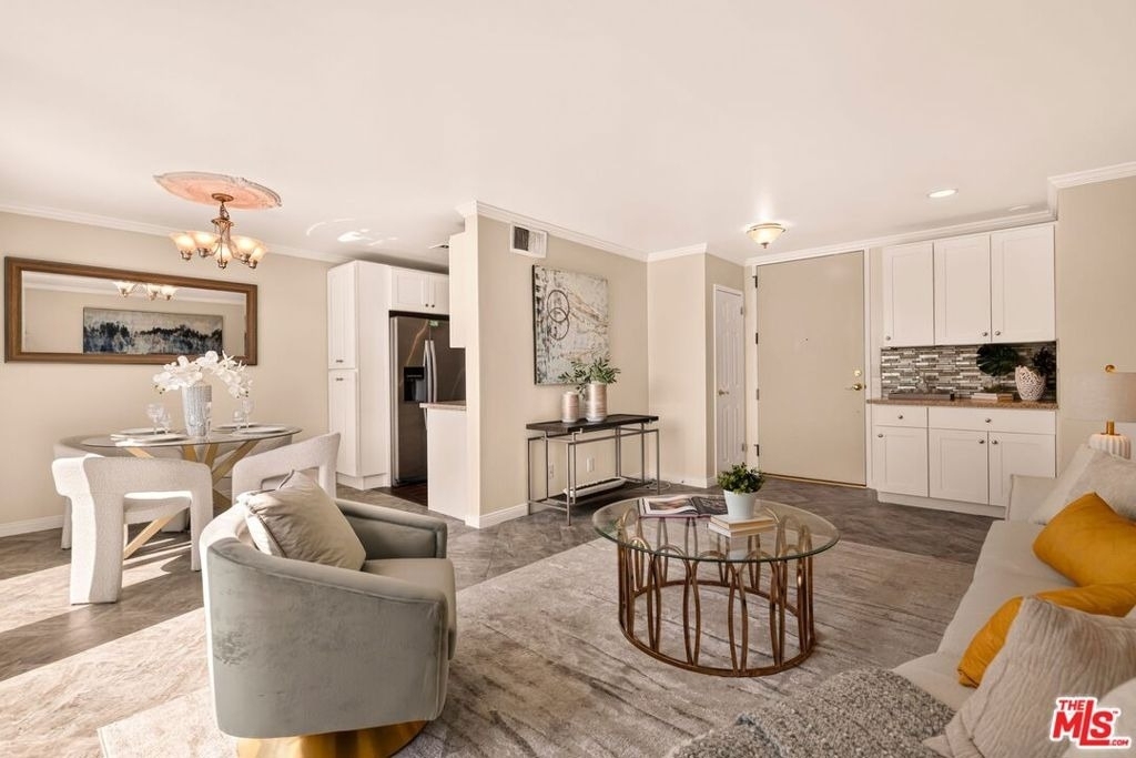 100 S Doheny Drive - Photo 2