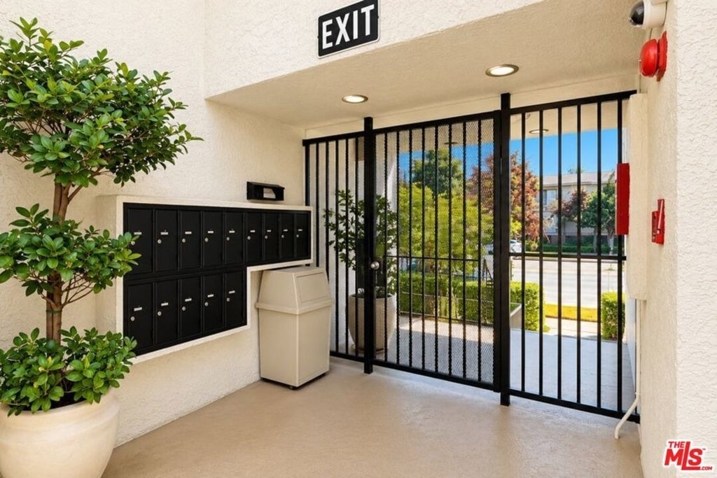 15141 Burbank Boulevard - Photo 12