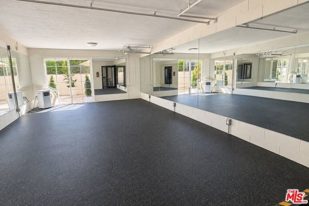 15141 Burbank Boulevard - Photo 14