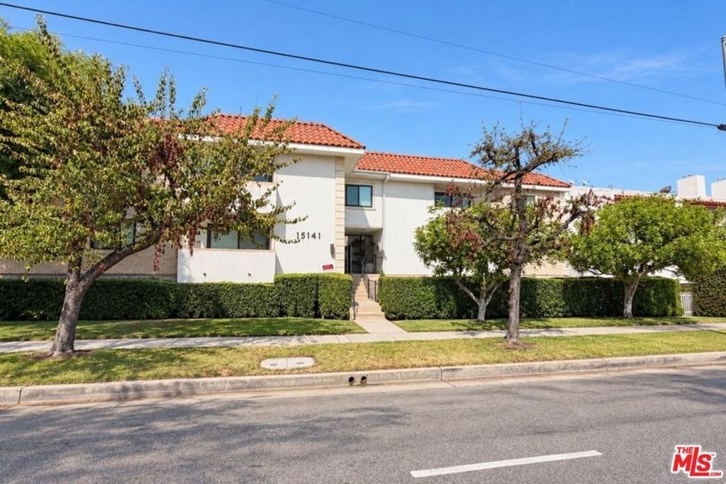 15141 Burbank Boulevard - Photo 10