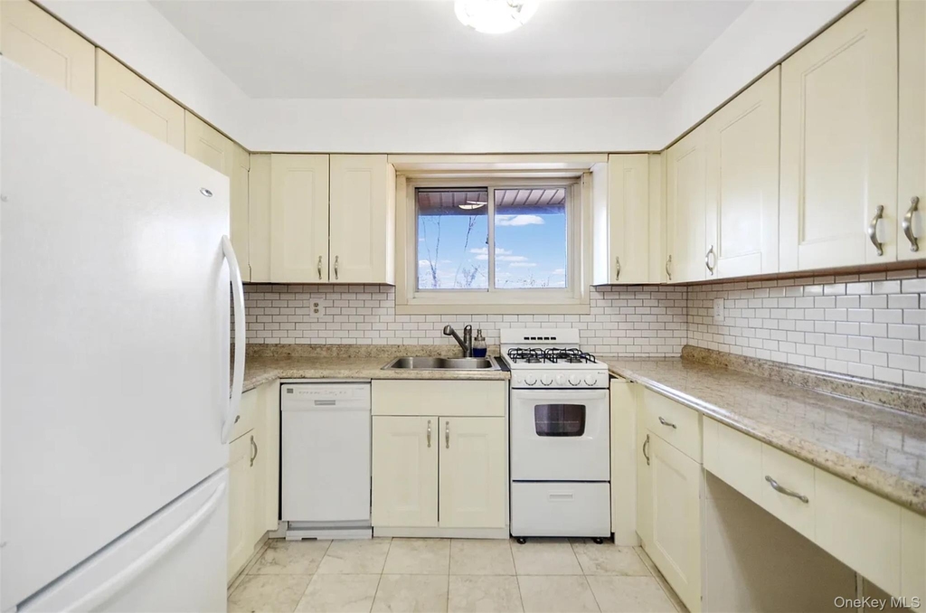70 West Street - Photo 4