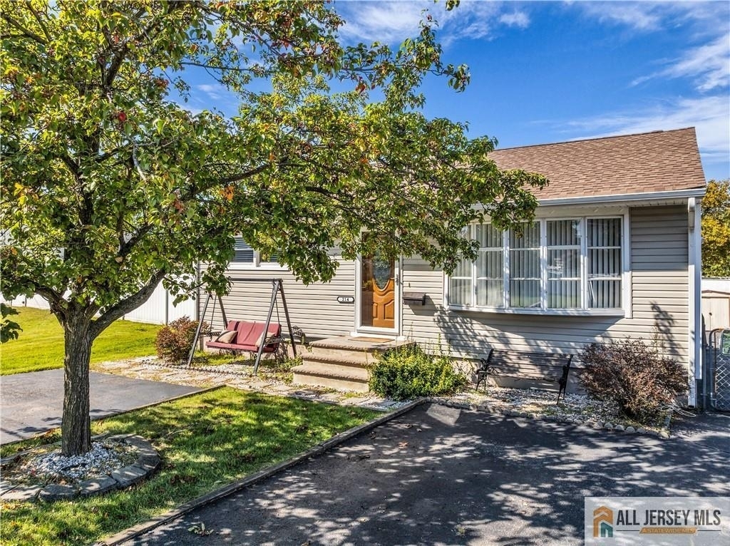 214 Furman Boulevard - Photo 2