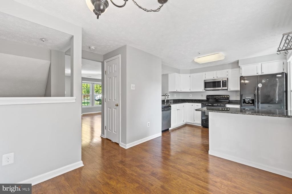 806 Lilac Court - Photo 4