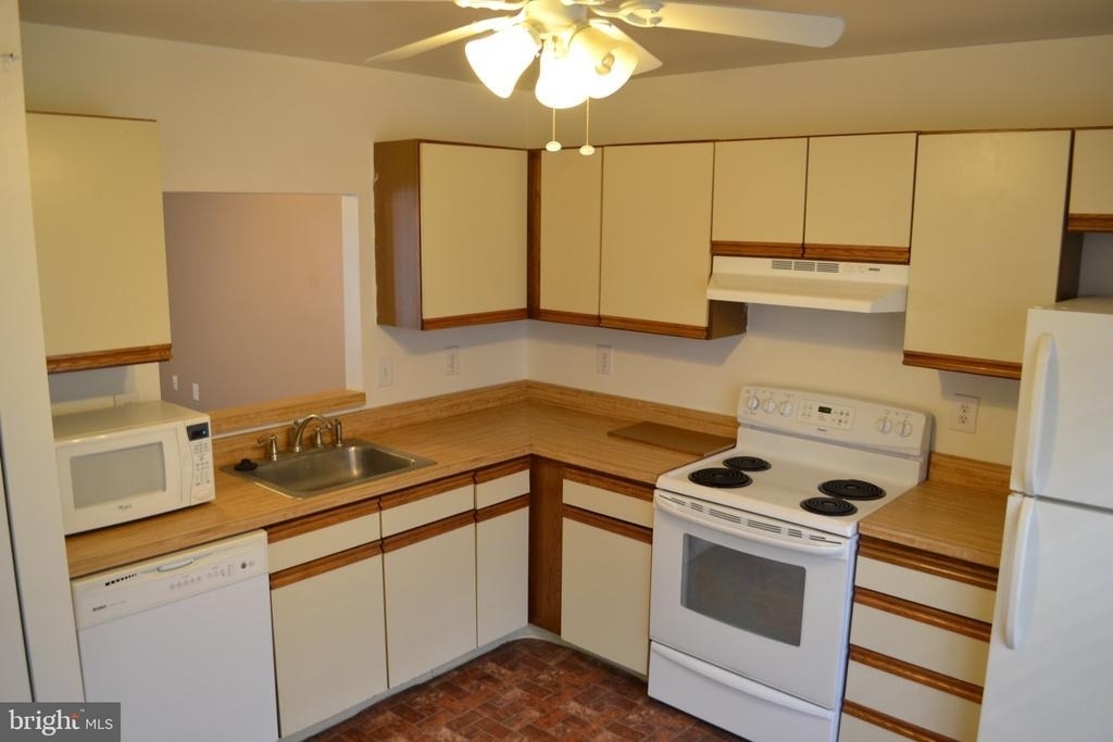 303 Cold Spring Place - Photo 2