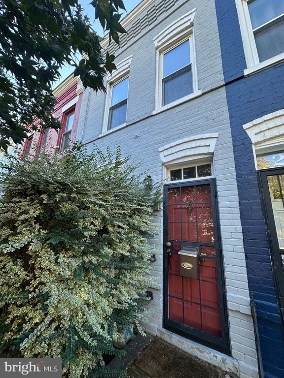 240 14th Street Ne - Photo 1