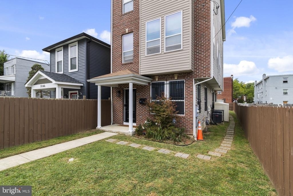 1048 48th Place Ne - Photo 3