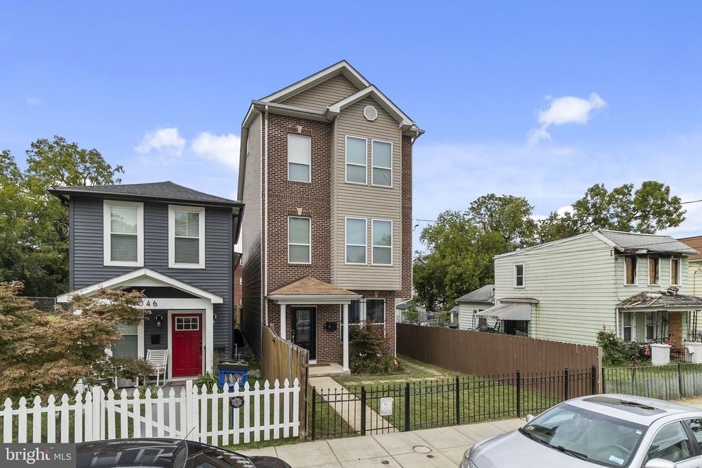 1048 48th Place Ne - Photo 1