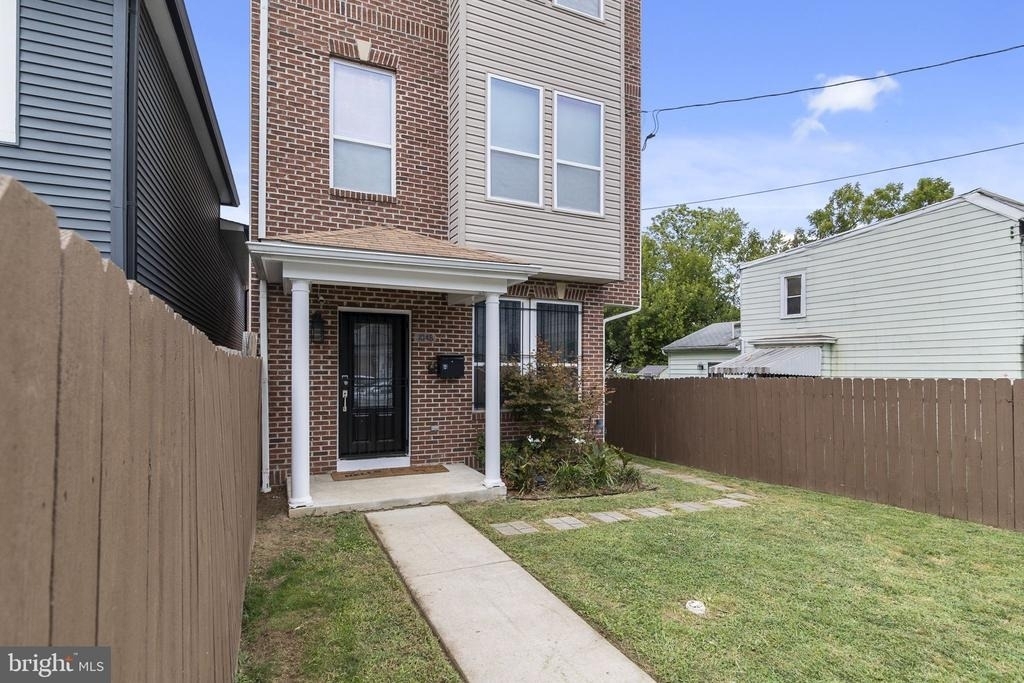 1048 48th Place Ne - Photo 2