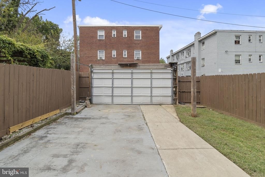 1048 48th Place Ne - Photo 5