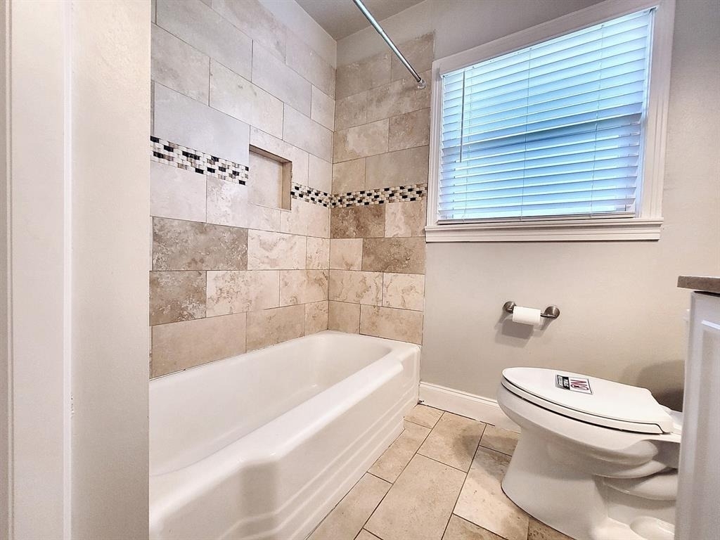 1009 E 38 1/2 St - Photo 8