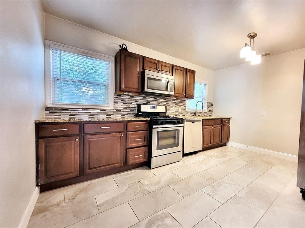 1009 E 38 1/2 St - Photo 4