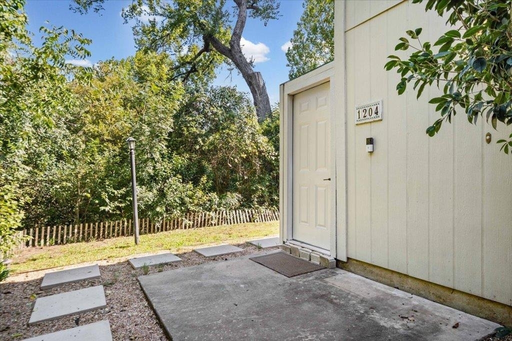 6718 Silvermine Dr - Photo 2