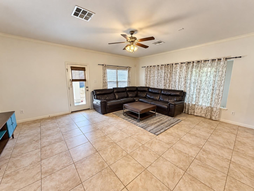 311 Sycamore St - Photo 2