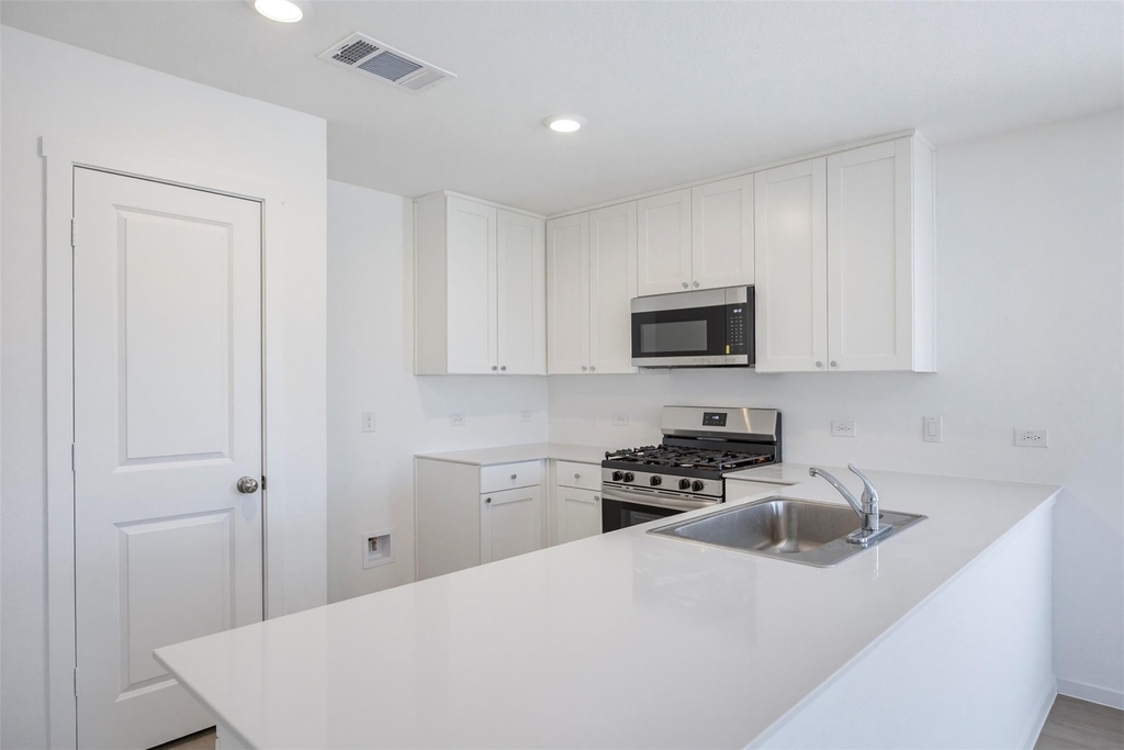 408 Paris St - Photo 4