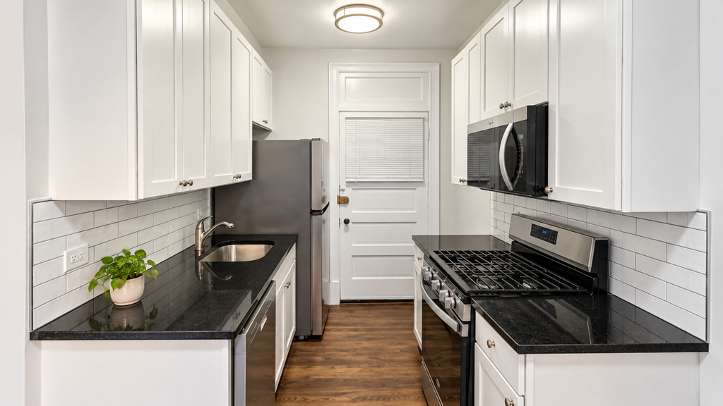 905 W Altgeld Street - Photo 3