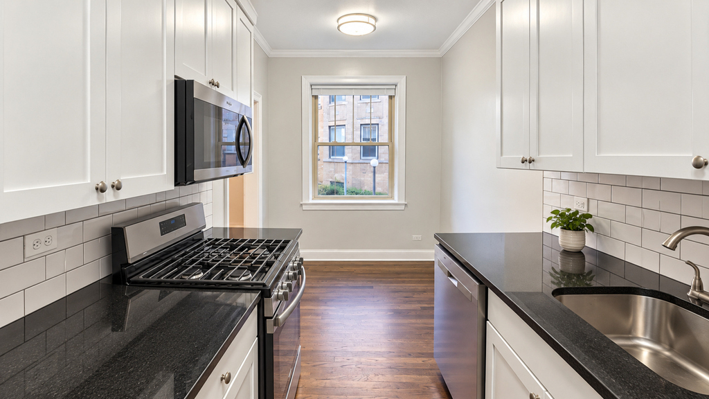 905 W Altgeld Street - Photo 2