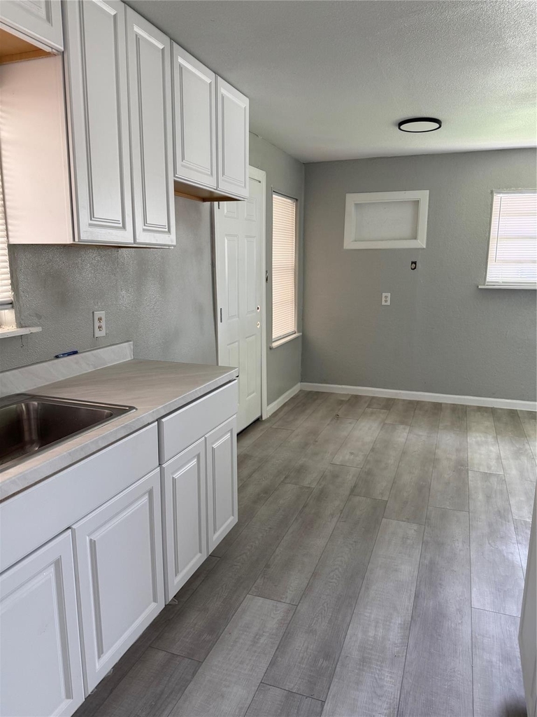 2402 Rosemead Dr - Photo 2